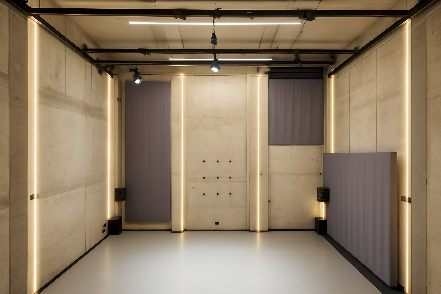 Frontal view of the Space at Holzmarkt